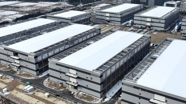 AI Data Centers Turn to Gas as the Grid Strains