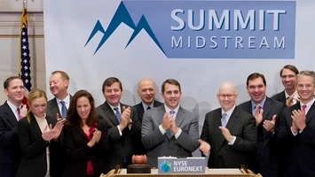 Executives gather and applaud at a Summit Midstream event beside the NYSE Euronext podium